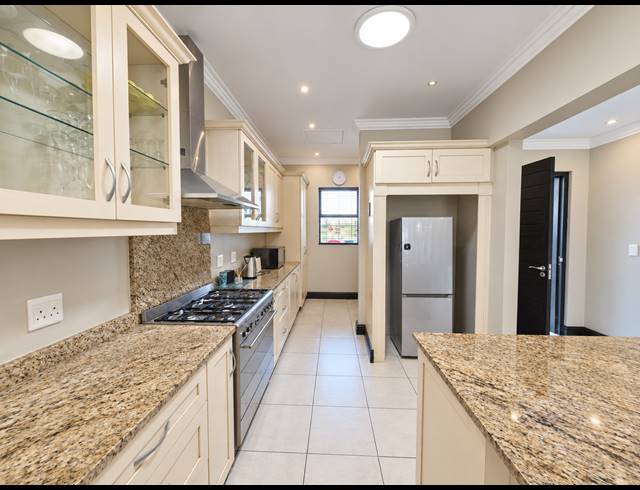 4 BEDROOM TOWNHOUSE TO LET IN BALLITO CENTRAL